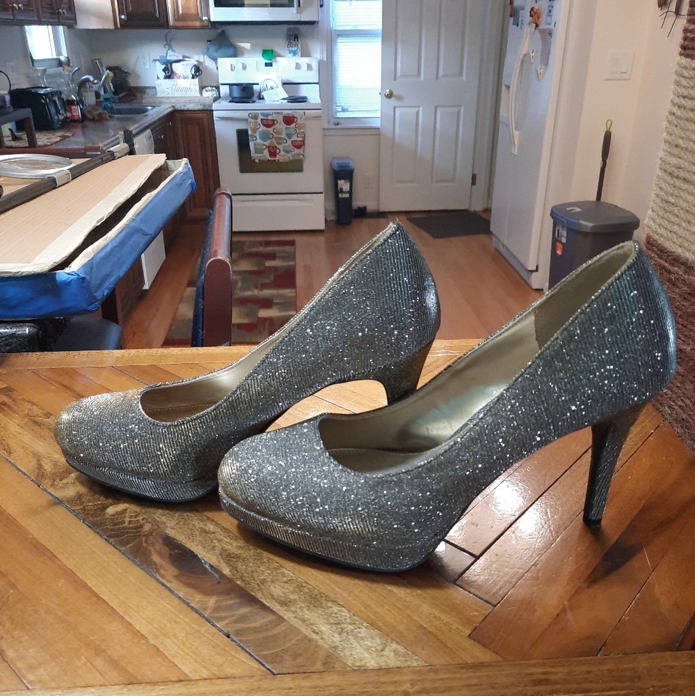 Woman's Size 8 silver /gold Fioni glitter heels